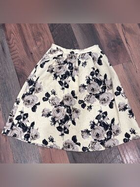 Topshop Yellow and Black Pleated A Line Skirt in size 6. Great condition!